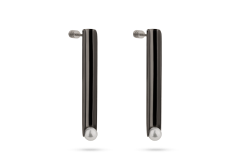 Pearl Amulet Sticks - Stříbrné náušnice tyčky s říční perlou, černé rhodium