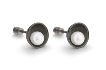 Pearl Amulet Studs - stříbrné náušnice pecky s říční perlou, černé rhodium